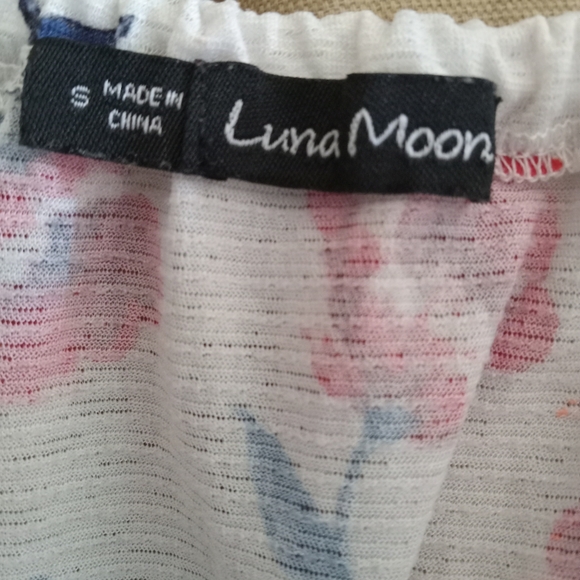 Beautiful off or on shoulder crop top small junior's - Picture 2 of 8